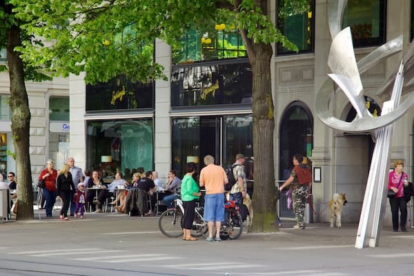 Paradeplatz welches beinhaltet Straßenszenen und Fahrradfahren sowie große Menschengruppe