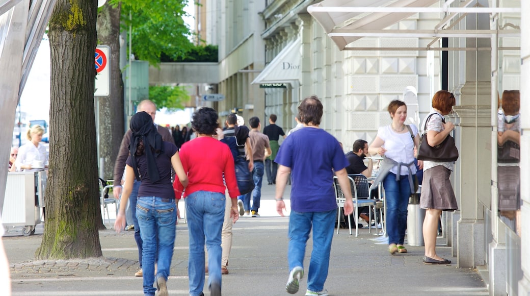 Paradeplatz que inclui cenas de rua e uma cidade