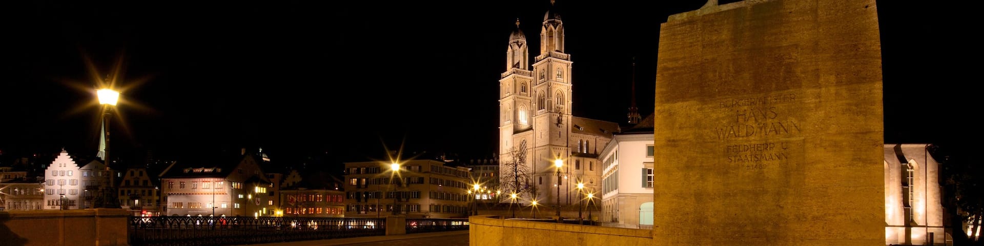 Grossmünster mit einem Statue oder Skulptur, Stadt und Straßenszenen