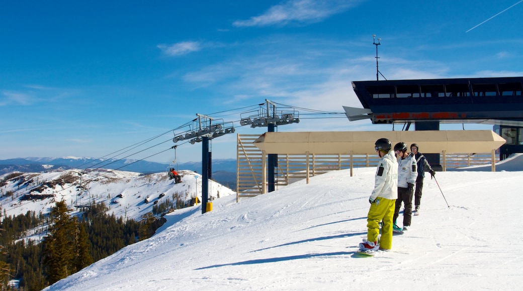 Sugar Bowl ofreciendo montañas, esquiar en la nieve y snowboard