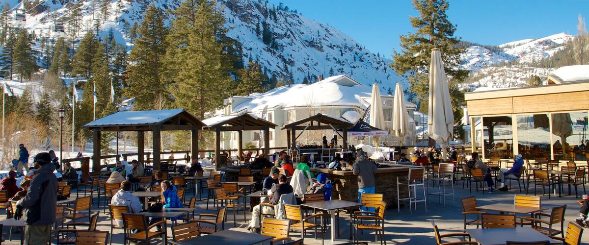 Squaw Valley Resort mettant en vedette neige, hĂŽtel ou complexe de luxe et montagnes