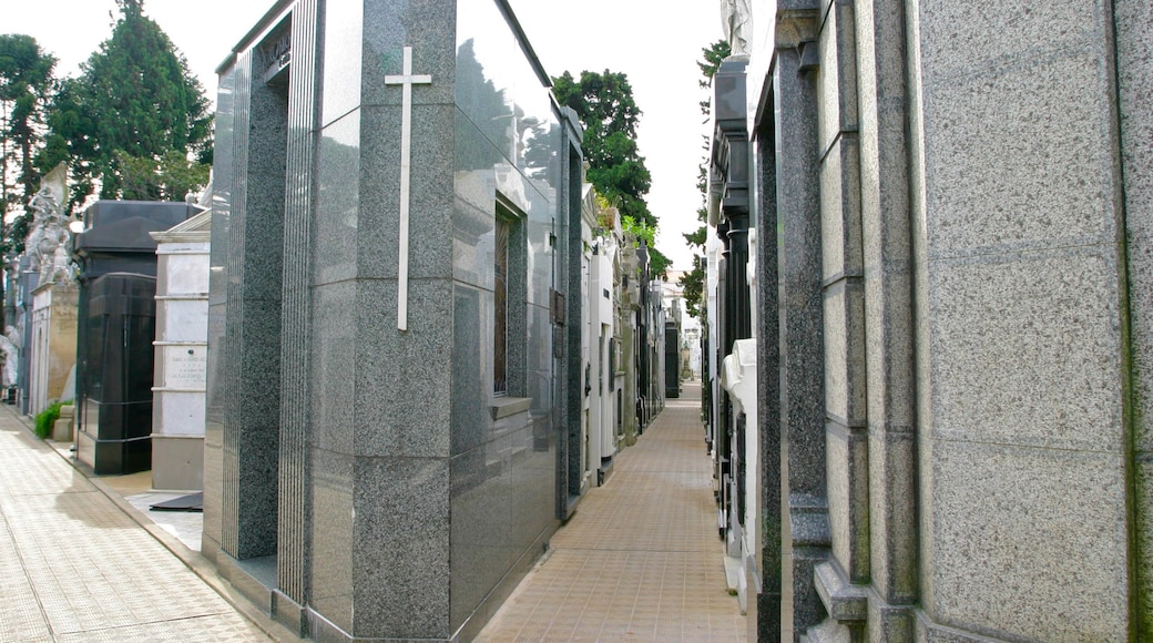 Cementerio de la Recoleta que inclui um memorial e um cemitério