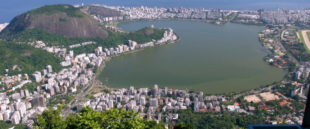 Corcovado que inclui paisagens litorâneas e uma cidade litorânea