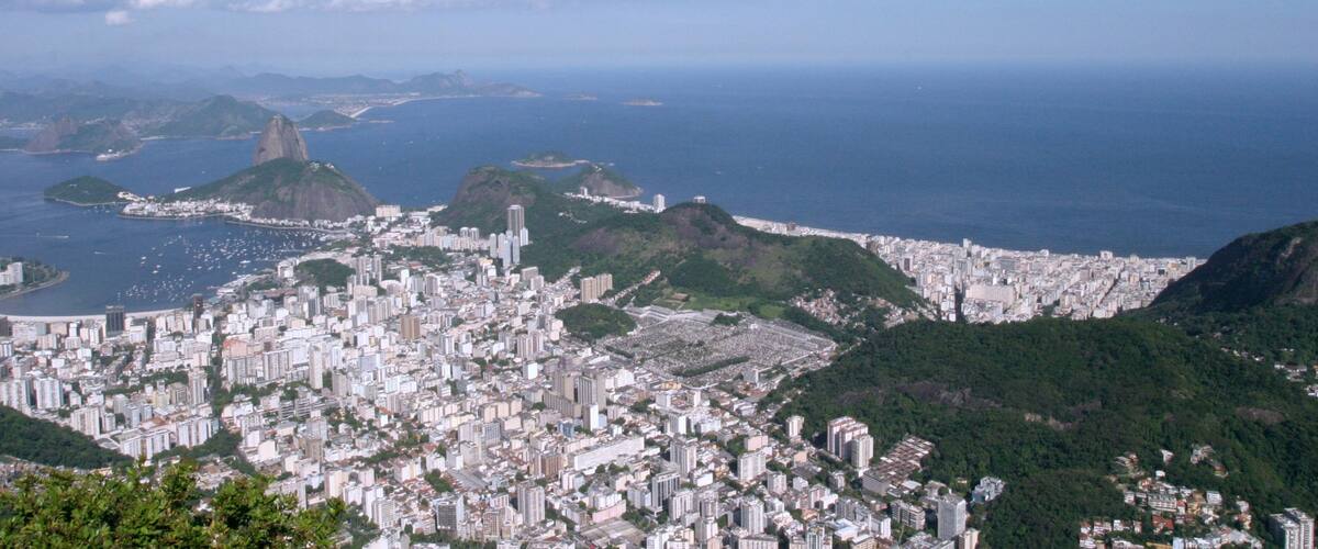 Brasilien mit einem allgemeine Küstenansicht, Stadt und Bucht oder Hafen