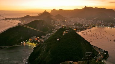 Río de Janeiro ofreciendo vistas generales de la costa, una puesta de sol y montañas