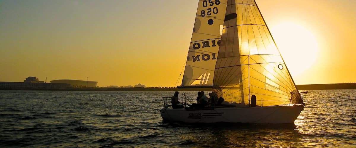 Victoria and Alfred Waterfront som omfatter en solnedgang, sejlads og udsigt over kystområde