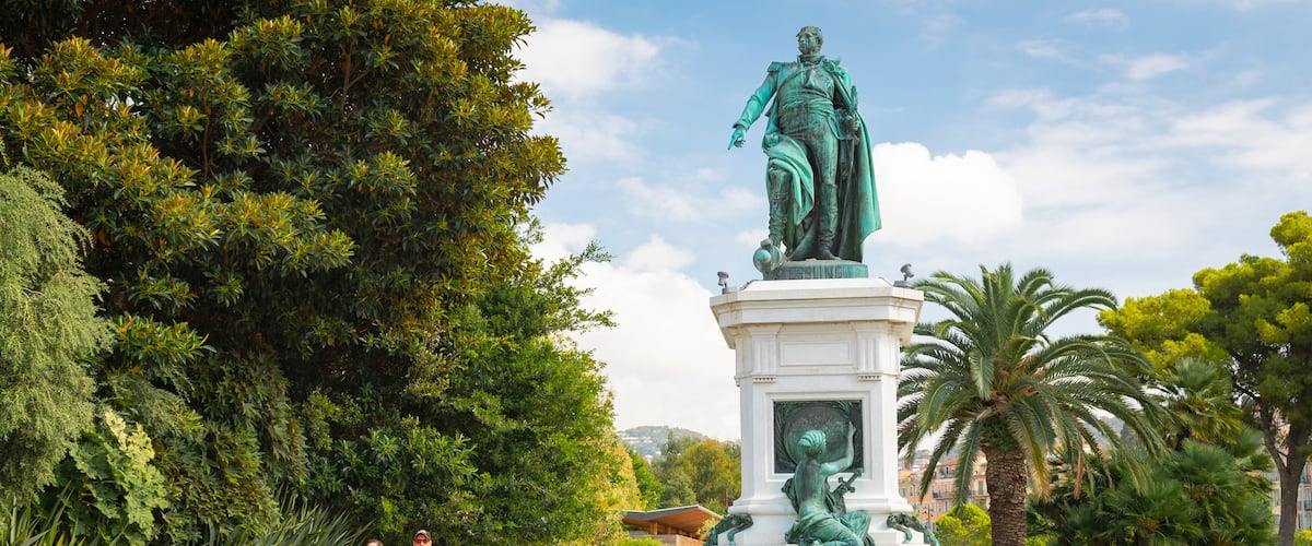 Carabacel showing a fountain, a garden and a statue or sculpture