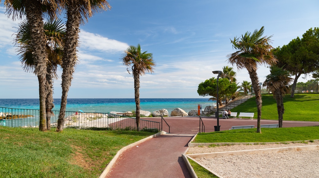 La Californie showing a garden and general coastal views