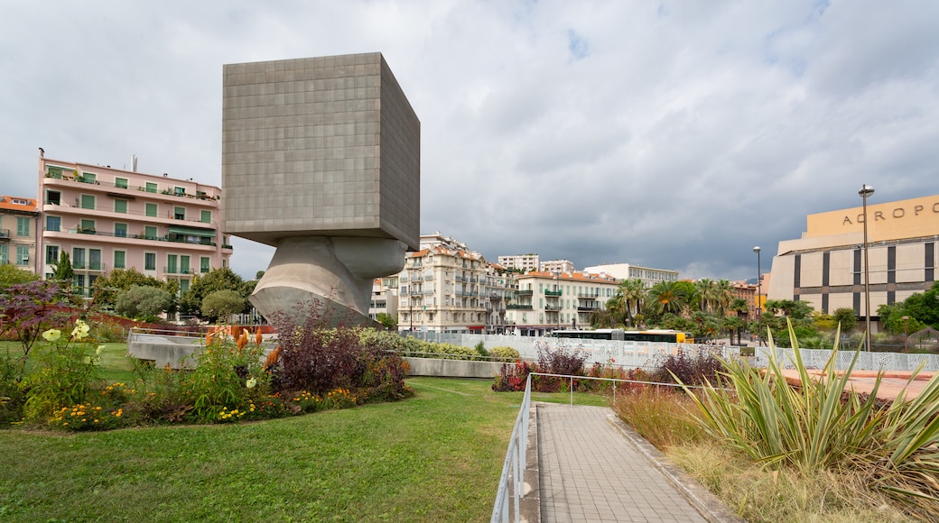 La Tete Carrée which includes a garden and outdoor art