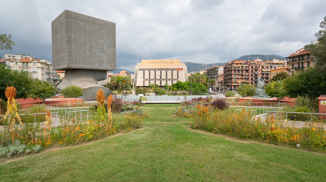 La Tete Carrée showing a park and outdoor art