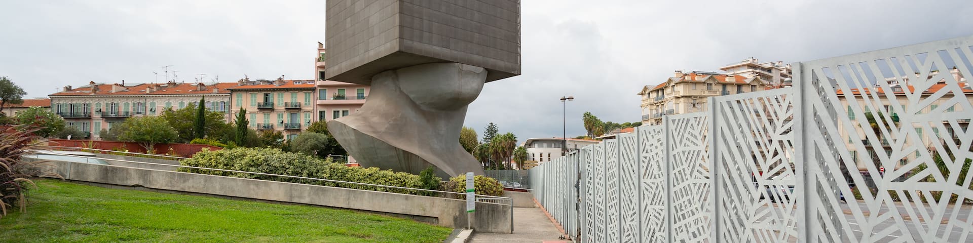 La Tete Carrée showing outdoor art and a park