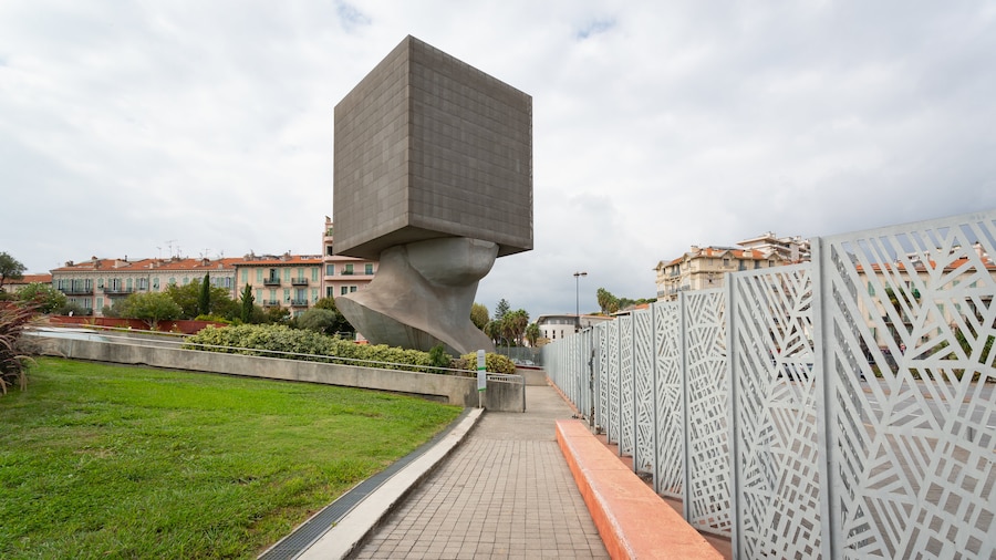 La Tete Carrée showing outdoor art and a park