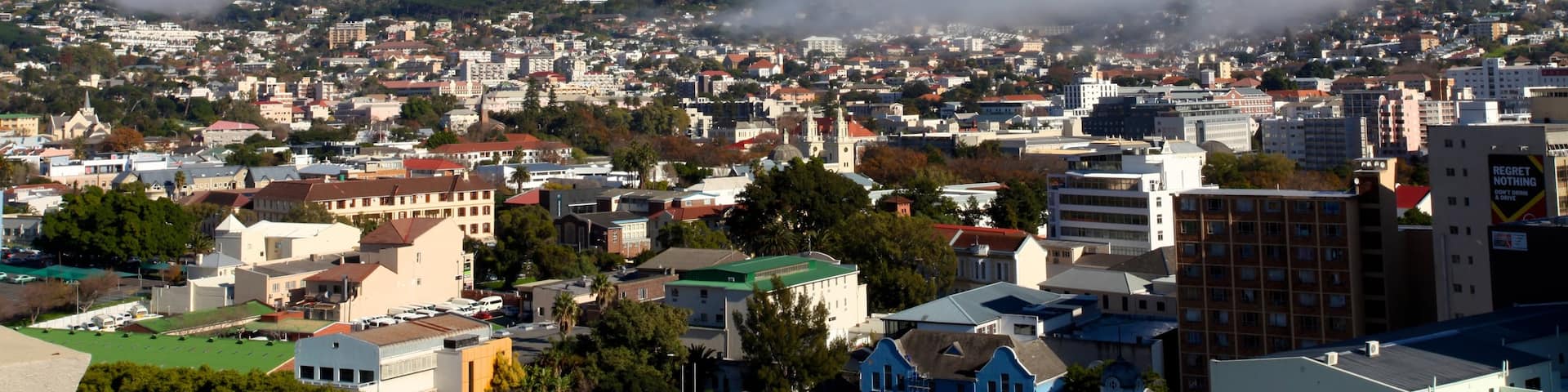 Tafelberg mit einem Stadt, Berge und Nebel