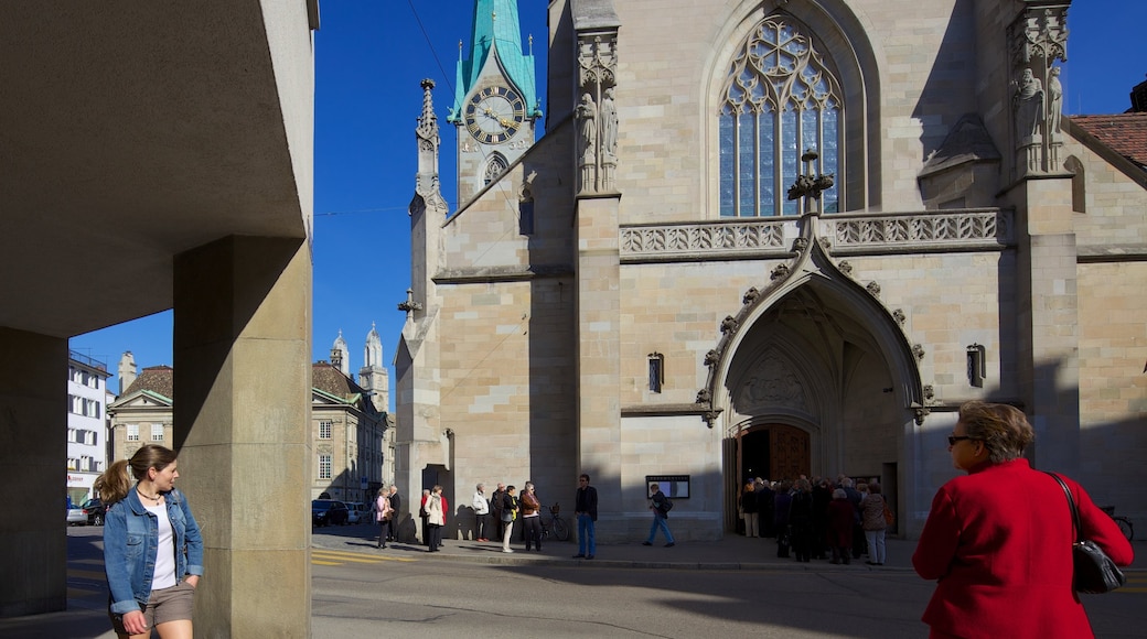 Fraumünster mit einem Platz oder Plaza, Straßenszenen und historische Architektur