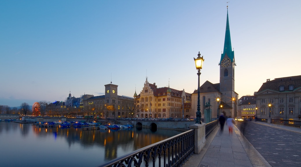 Abadía de Fraumünster ofreciendo una ciudad, arquitectura patrimonial y horizonte