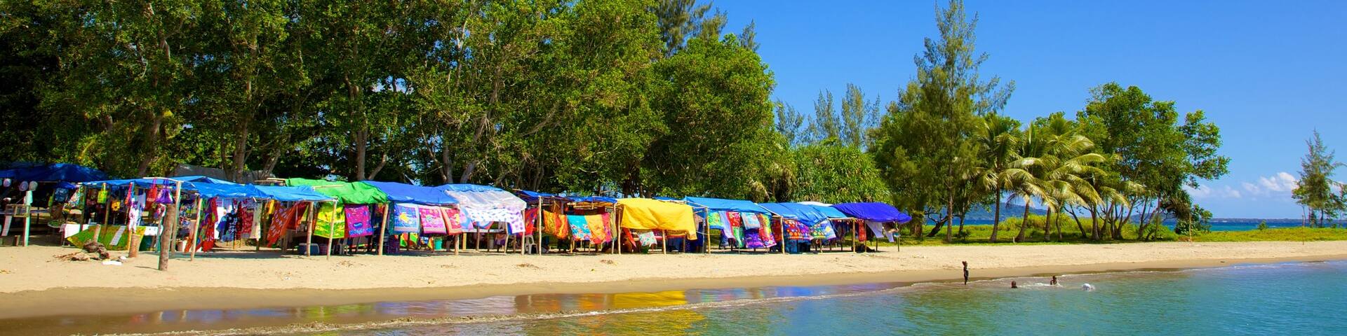 Baie de Mele montrant scĂšnes tropicales et plage de sable