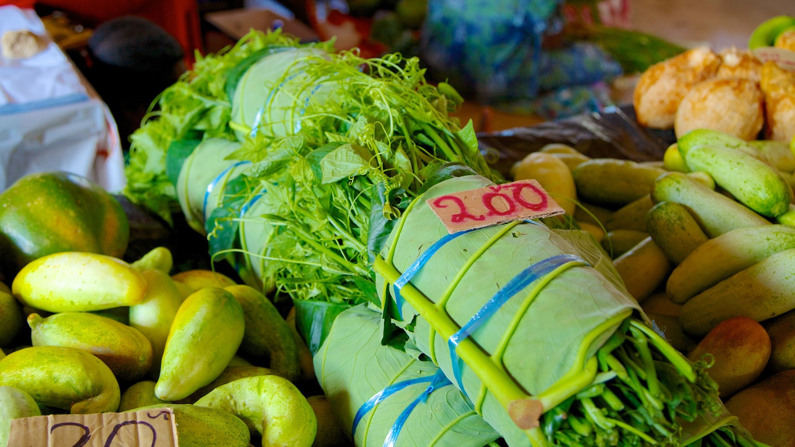 Port Vila mostrando comida, vistas interiores y mercados