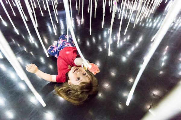 At-Bristol qui includes vie nocturne et vues intérieures aussi bien que enfant