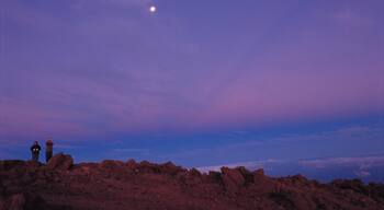 Kipahulu ofreciendo escenas de noche y un atardecer y también una pareja