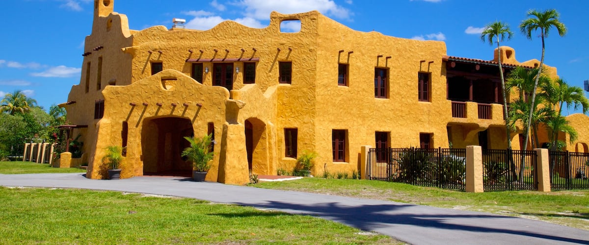 Miami Springs welches beinhaltet Haus und historische Architektur
