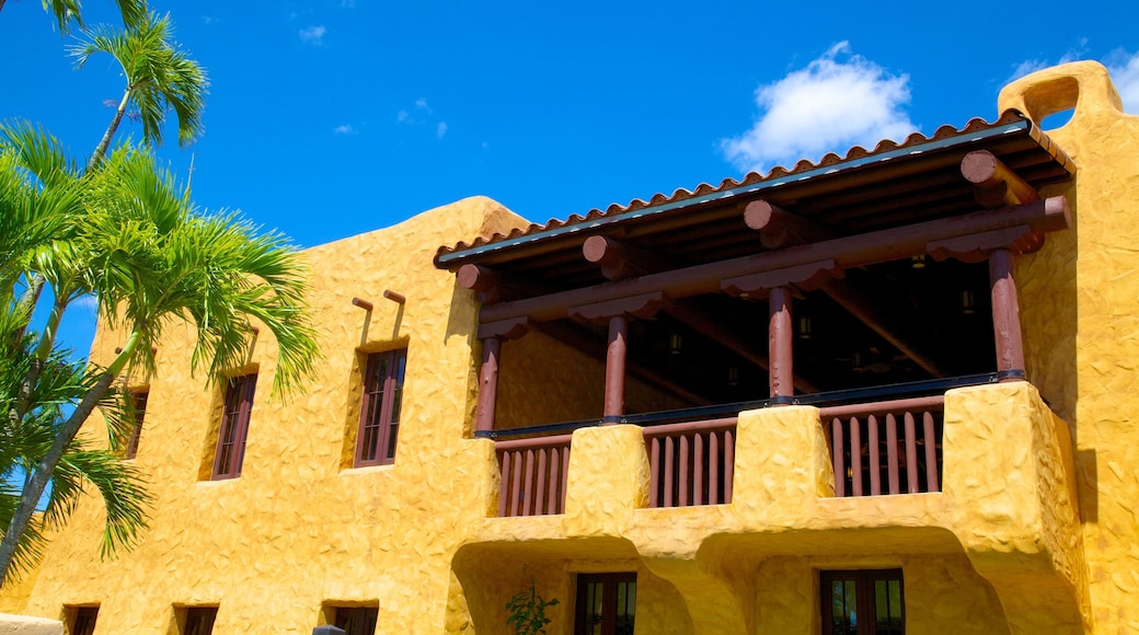 Miami Springs toont een huis, historische architectuur en een klein stadje of dorpje