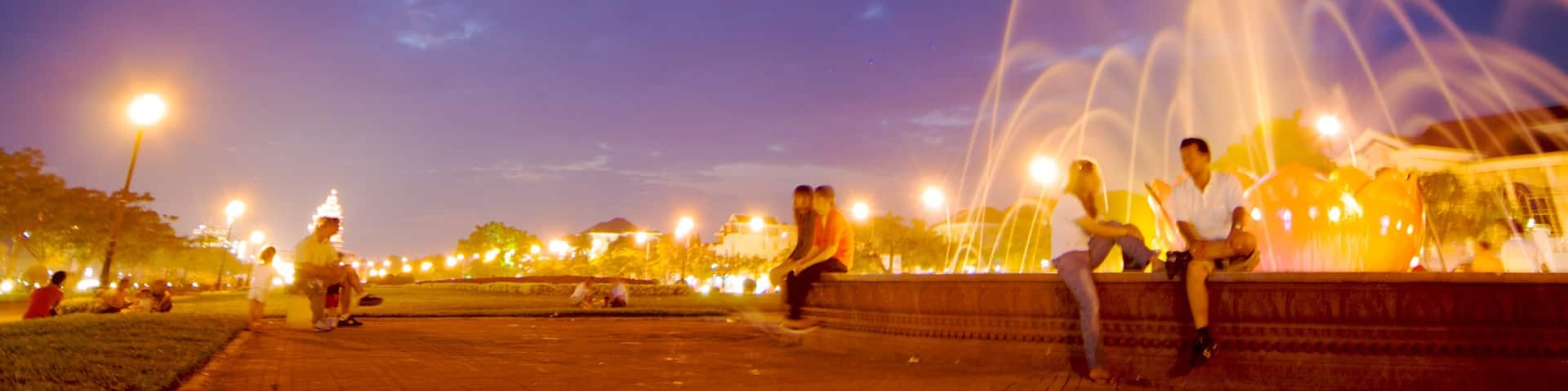 Phnom Penh showing a square or plaza, nightlife and a fountain