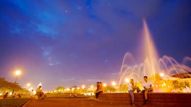 Phnom Penh que incluye escenas nocturnas, vida nocturna y una plaza