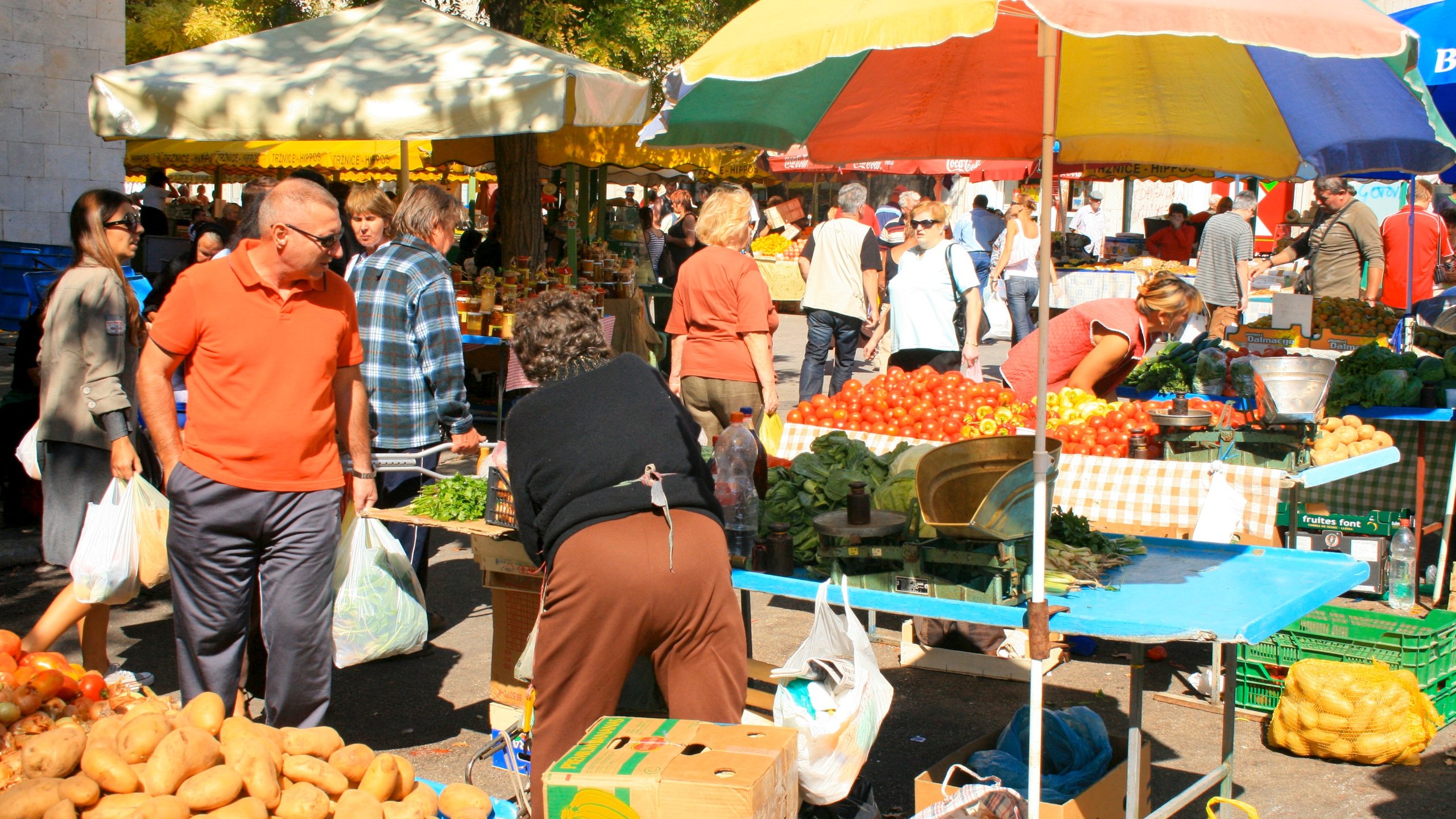 Split ofreciendo escenas urbanas, mercados y comida
