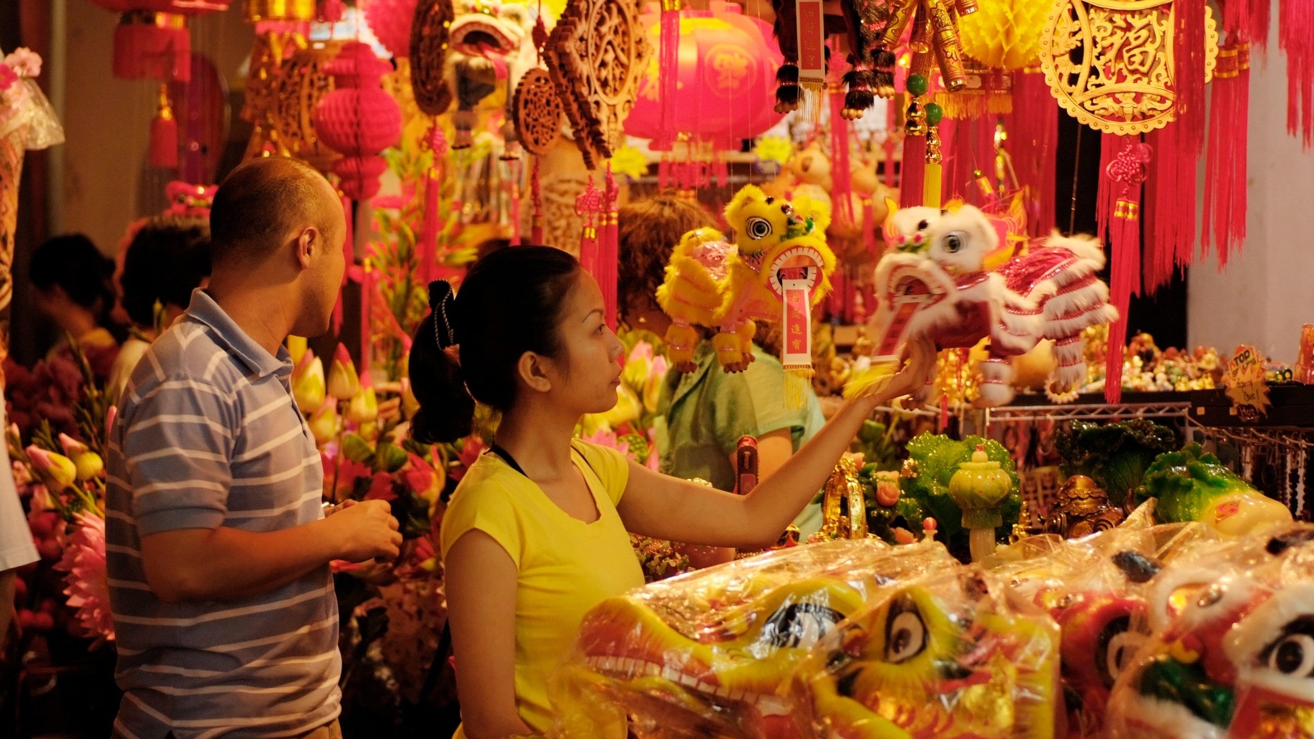Chinatown showing street scenes, interior views and shopping