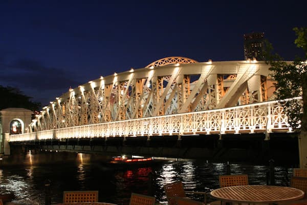 Clarke Quay Mall mit einem moderne Architektur, Fluss oder Bach und bei Nacht