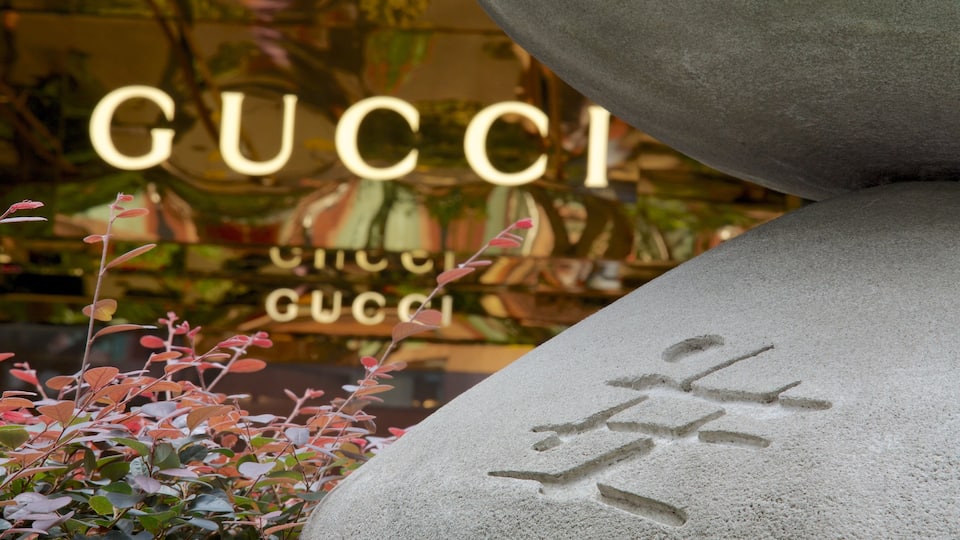 Orchard Road featuring signage and shopping