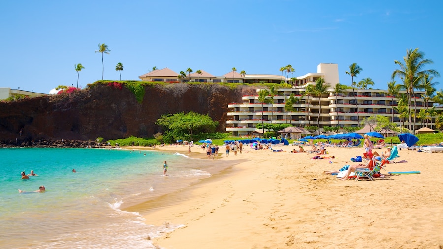 Kaanapali Beach mostrando una playa, una localidad costera y natación