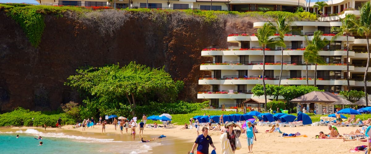Kaanapali Beach qui includes ville côtière, scènes tropicales et plage de sable