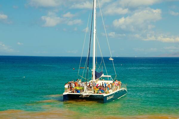 Molokini featuring a bay or harbour and boating