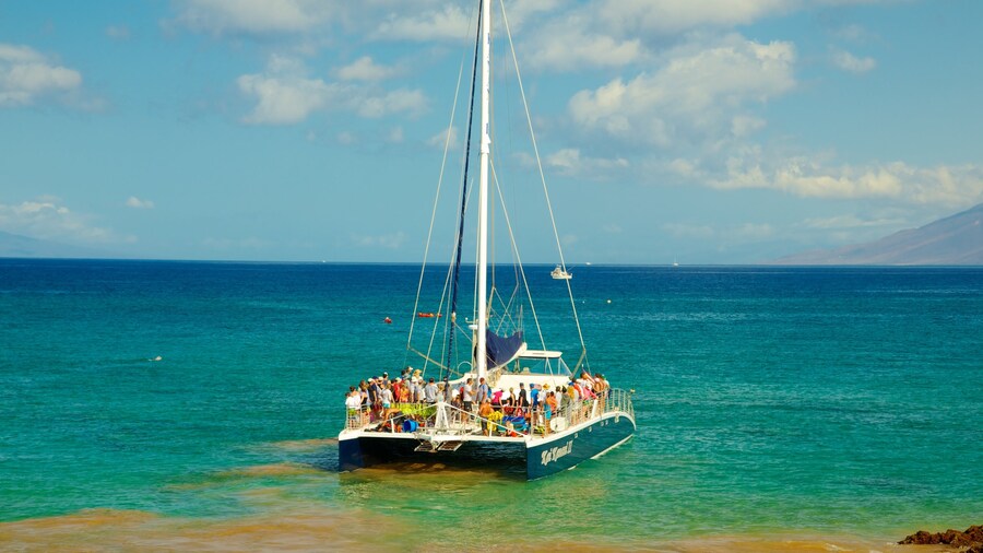 Molokini showing boating and a bay or harbour