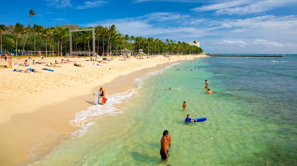 Kapiolani Park which includes swimming, a beach and landscape views