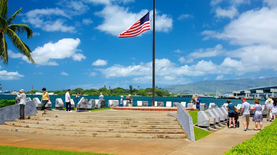 USS Bowfin Submarine Museum & Park montrant vues littorales et jardin