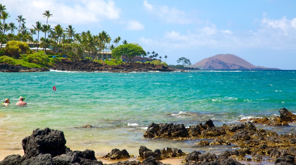 Wailea Beach showing rocky coastline, swimming and a pebble beach