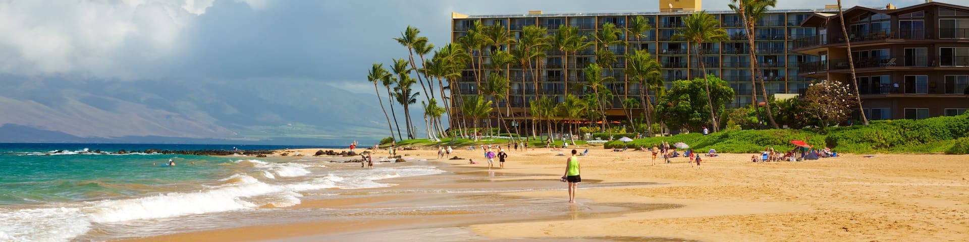 Keawakapu Beach which includes tropical scenes, general coastal views and a hotel
