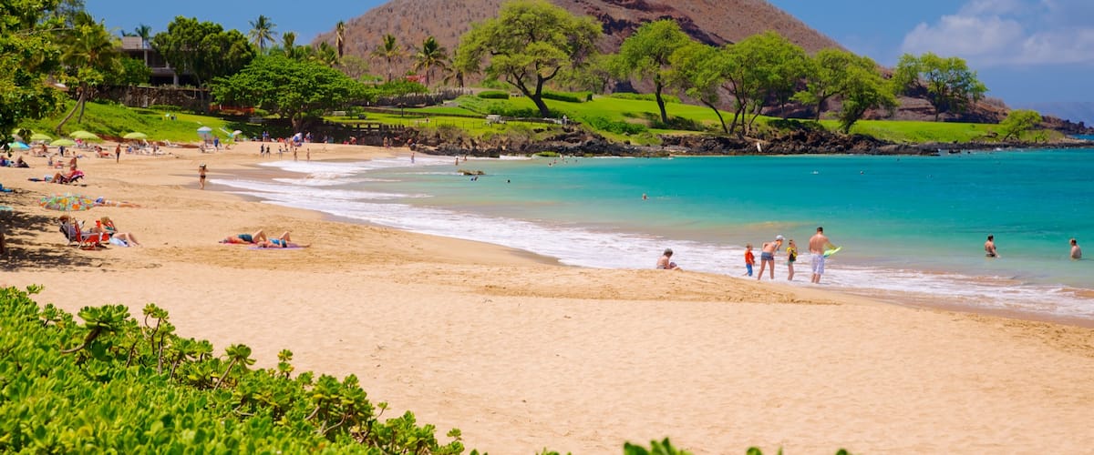 Maluaka Beach qui includes panoramas, plage et scènes tropicales