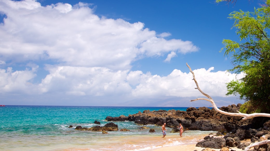 Maluaka Beach que inclui cenas tropicais, uma praia e litoral rochoso