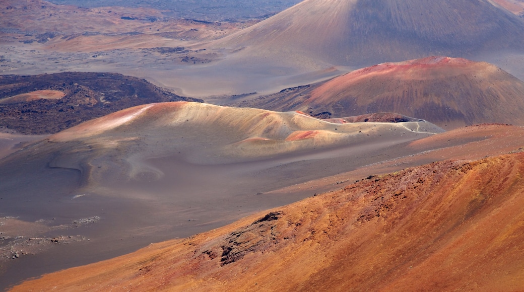 Haleakala Crater ซึ่งรวมถึง ทิวทัศน์ทะเลทราย, ภูเขา และ วิวทิวทัศน์