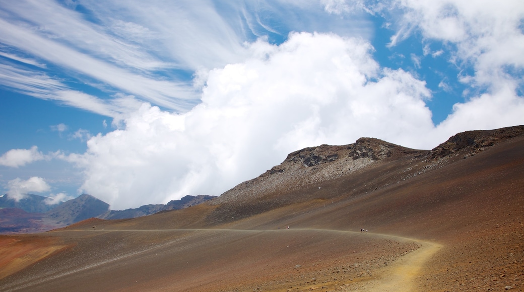 Cratere di Haleakala mostrando vista del deserto, montagna e vista del paesaggio