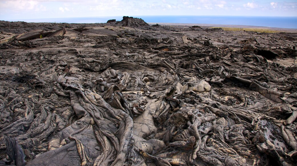 Hawaii Volcanoes National Park mostrando vistas de paisajes