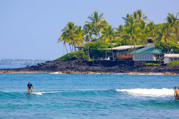 Kahalu\'u Beach Park montrant côte escarpée, surf et scènes tropicales
