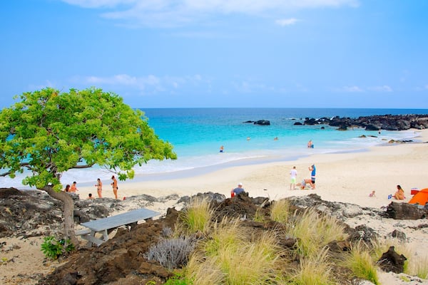 Kua Bay montrant plage et ville côtière