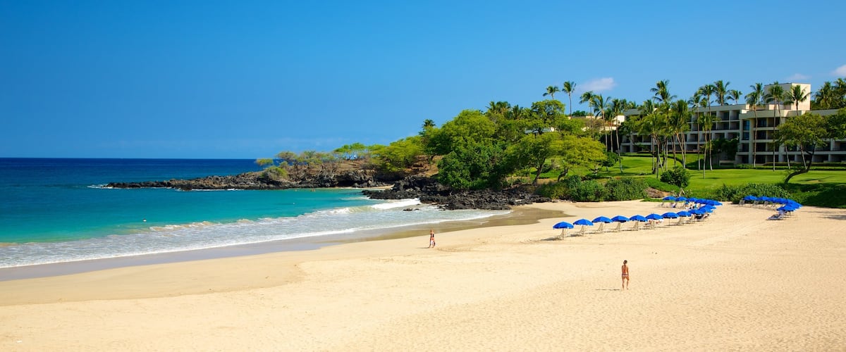 Hapuna Beach State Park featuring tropical scenes, a coastal town and a sandy beach