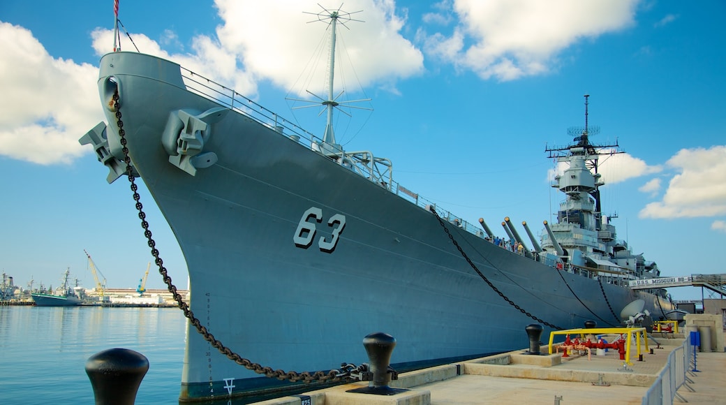 Đài tưởng niệm USS Missouri trong đó bao gồm bến tàu, quân sự và cảng hoặc vịnh