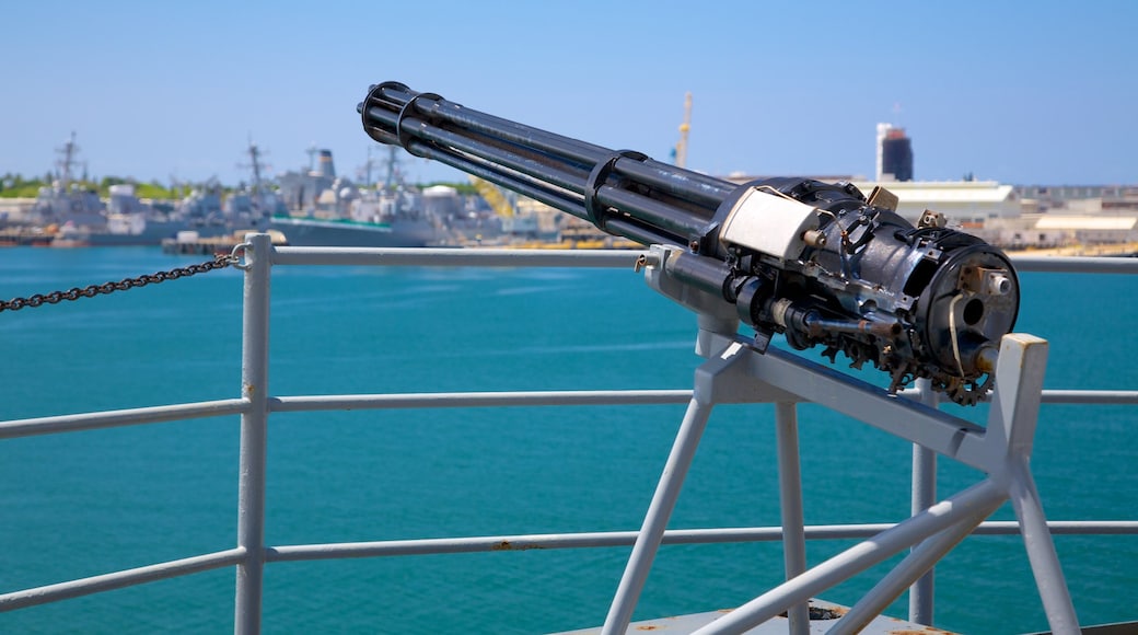 Oorlogsmonument slagschip USS Missouri toont militaire voorwerpen en een baai of haven