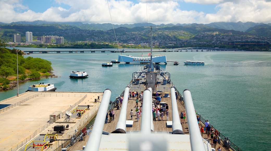 USS Missouri Memorial which includes boating, a bay or harbour and a marina